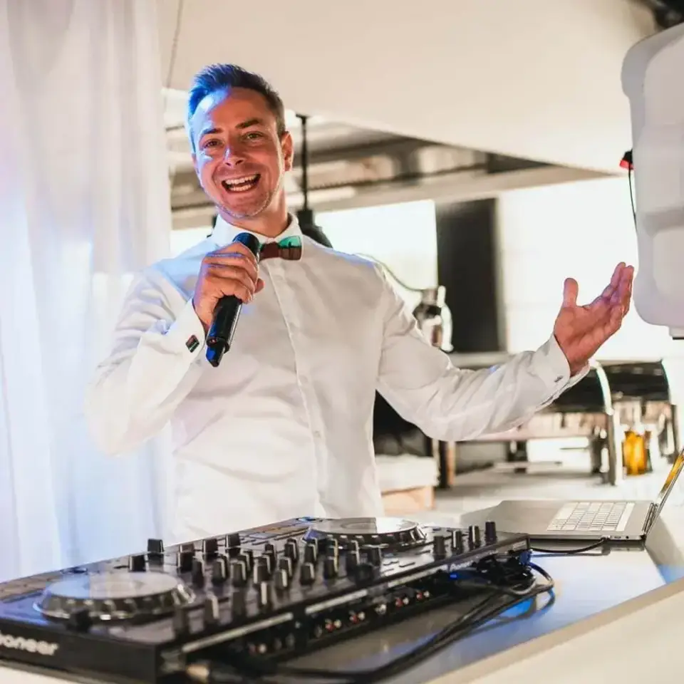 dj na svatbu cena