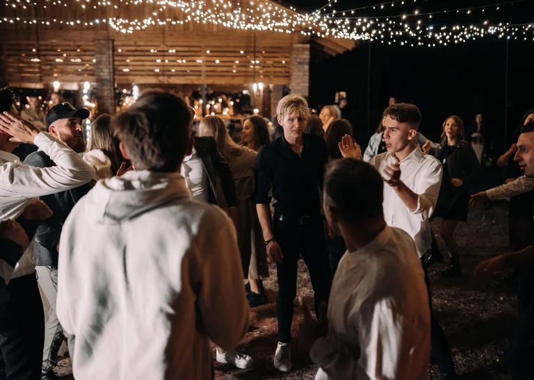 Kolik hodin hraje DJ na svatbě